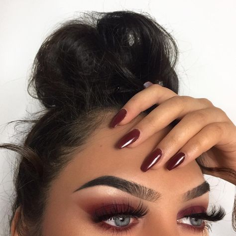 4,425 curtidas, 31 comentários - VANESSA♡ (@vanessa.msc) no Instagram: “Burgundy 🐙 Brows: @anastasiabeverlyhills dipbrow in granite #abhbrows #anastasiabrows #norvina…” Nails Ideas Burgundy, Maroon Makeup Looks, Maroon Smokey Eye, Maroon Makeup, Trendy Nails Ideas, Nails Burgundy, Glasses Makeup, Brows On Fleek, Makeup For Beginners