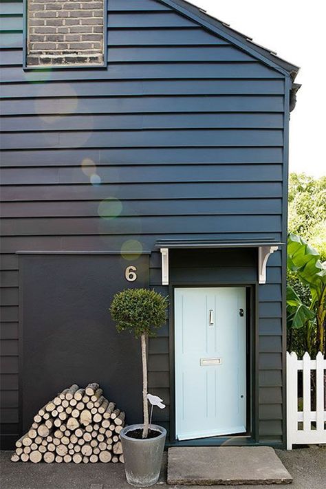 Home entrance inspo - black Houses Architecture, Black Houses, Pintura Exterior, Brick Exterior House, Design Exterior, Blue House, Farrow Ball, Exterior Colors, Exterior Paint