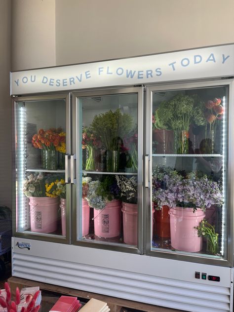 Florist Office Space, Flower Shops Aesthetics, Inside Flower Shop, Floralist Shop, Flower Shop Ideas Interior, Flower Shop Coffee Bar, Floral Shops Interior, Flowershop Ideas Interiors, Flower Shop Signage