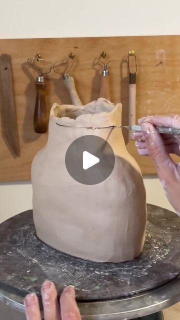 How To Ceramics, Hand Building Ceramics Ideas, Ceramic Art Vase, Vase Design Ideas, Hand Built Vase Pottery, Coil Ceramics Ideas, Hand Built Vase, Hand Building Pottery, Handbuild Ceramic Vase