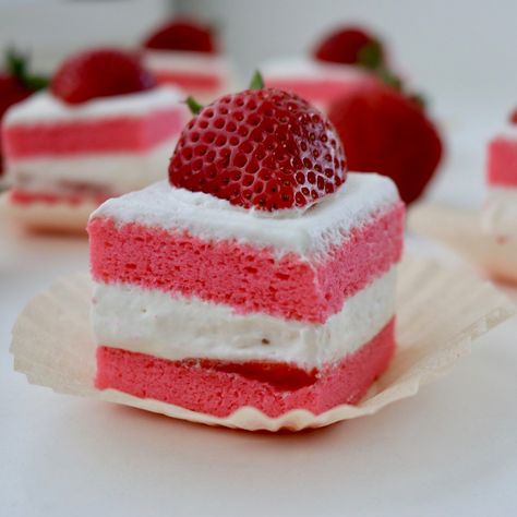 STRAWBERRY SPONGE CAKE - A twist on the classic Strawberry Shortcake dessert.  Great for tea parties, brunch or as a fun Summer treat! Strawberry Shortcake Ideas, Classic Strawberry Shortcake, Strawberry Shortcake Dessert, Strawberry Sponge Cake, Cake Sponge, Cookies Box, Cake Recipes For Kids, Buckwheat Cake, Amazing Desserts