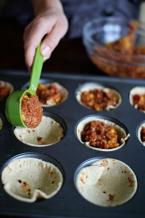 Mexican Pizza Bites - Tortillas, lean ground meat, salsa, taco seasoning packet, refried beans, top with cheese/sour cream. 425 for 12-15 mins. Card game snack! Mini Mexican Pizza, Mexican Pizzas, Mexican Pizza, Snacks Für Party, Food Blogs, Muffin Tin, Refried Beans, Deviled Eggs, Ground Turkey