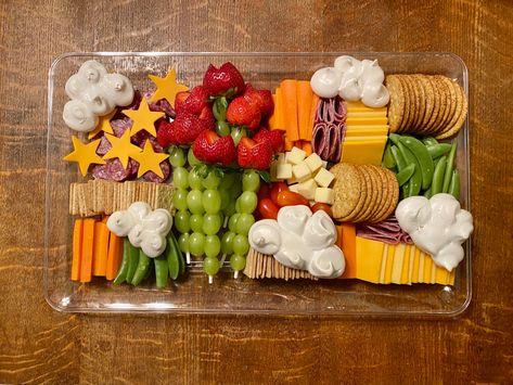 Mario Snack Board, Super Mario Charcuterie Board, Mario Charcuterie Board, Mario Fruit Tray, Super Mario Snacks, Mario Snacks, Mario Themed Snacks, Super Mario Food, Mario Decor