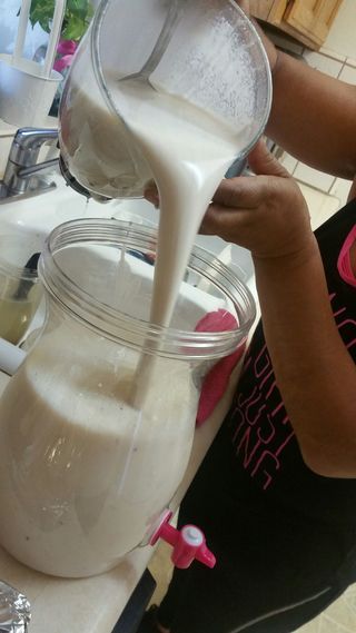 Horchata Recipe Authentic, Horchata Recipe Mexican, Rice Cinnamon, Food In Mexico, Mexican Drink Recipes, Homemade Horchata, Honduran Recipes, Horchata Recipe, Agua Fresca Recipe