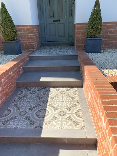 Tiled Porch Floor Entrance Outside, Front Step Tiles, Tiled Front Door Step, Doorstep Tiles, Front Door Step, Stair Angle, Victorian Doors, Cottage Front Doors, Front Door Steps