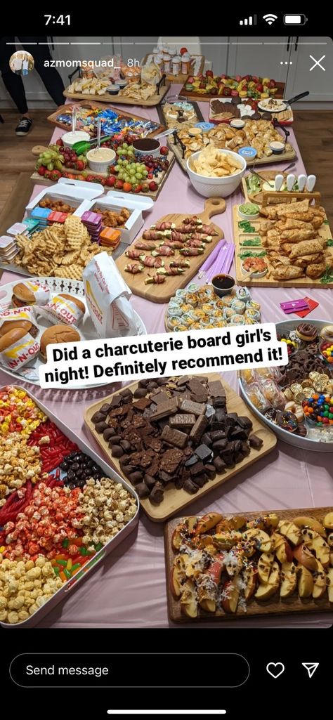 Food Gathering Ideas Friends, Big Gathering Dinner Ideas, Foodie Birthday Party Theme, Snack Bar For Birthday Party, Sleepover Food Boards, Fun Snack Boards, Cousins Night Ideas, Charcuterie Board Teen Party, Charcutie Board Party