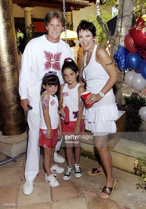 Bruce Jenner and wife Kris with daughters Kylie and Kendall 2003 Kylie Jenner Father, Kris Kardashian, Kendall Ve Kylie, 6th Birthday Party, Estilo Kylie Jenner, Style Transformation, Bruce Jenner, Jenner Family, Wellness Massage