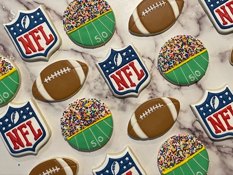 Nfl Cookies Decorated, Chicago Bears Cookies, Super Bowl Cookies Royal Icing, Buffalo Bills Cookies Decorated, Super Bowl Deserts, Nfl Cookies, Super Bowl Cookies, Football Theme Birthday, Sports Cookies