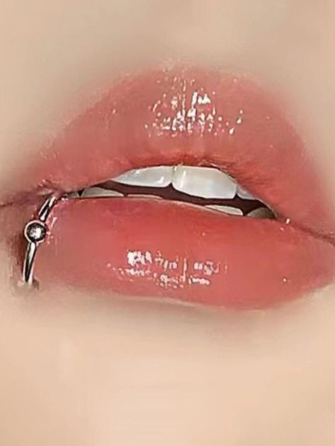 Persings Lip, Pearsings Lip, Lip Peircings Women Aesthetic, Cool Lip Jewelry, Peircings Body Jewelry Lip, Facial Piercings, Lip Ring, Lip Piercing, Body Modifications