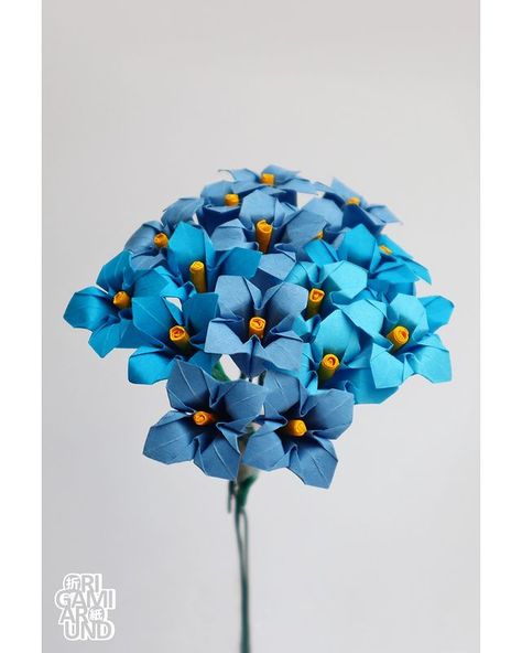 Istvan Hernek (@origamiaround) • Instagram-fényképek és -videók Diy Floral Backdrop, Paper Peonies Tutorial, Peony Tutorial, Blue Origami, Origami Flower Bouquet, Origami Bouquet, Origami Lily, Craft Ideas Paper, Paper Peony