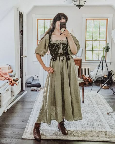 Rachel Maksy on Instagram: "Just some summer ~fits~ as the kids say ✨ (Also an office in varying states of chaos lol shhhhh) I've tagged brands where applicable! The rest is probably vintage or I can't remember where I got it 😂 (dress in no. 2 is either Daily Sleeper or Nothing Fits But, I can't remember 😬)" Cottagecore Aesthetic Outfits Dress, Rachel Maksy Outfits, Daily Sleeper, Rachel Maksy, Ren Faire Ideas, Ren Faire Outfits, Fair Outfit, Red Ball Gown, Neat Casual Outfits