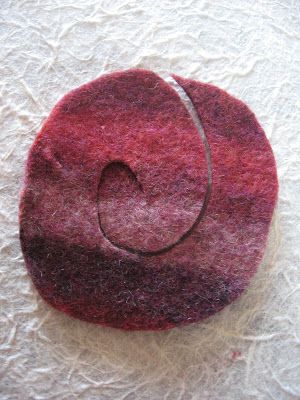 Brooch Tutorial, Fabric Necklaces, Felt Rose, Crayon Roll, Wool Felt Projects, Wet Felting Projects, Felt Roses, Felted Wool Crafts, Fabric Flower Tutorial