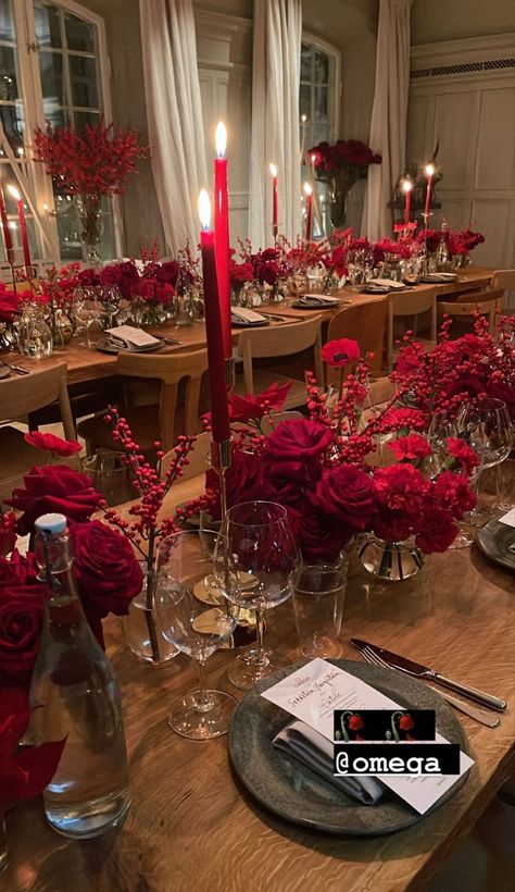 Red Dinner Table Decor, Christmas Table Settings 2023, Christmas Flowers Aesthetic, Red Table Scape, Christmas Party Decorations Elegant, Galentines Tablescape, Rose Table Setting, Red Dinner Party, Hair Trend 2023