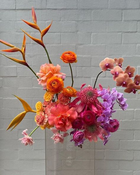 2024's Best Wedding Flower Arrangements - Rustic to Modern Trends Ombre Floral Arrangement, Sunset Flower Arrangements, Colorful Tropical Decor, Modern Flowers Wedding, Colorful Orchid Bouquet, Florist Instagram Content, Funky Wedding Florals, Sunset Wedding Aesthetic, Simple Wedding Flowers Centerpieces