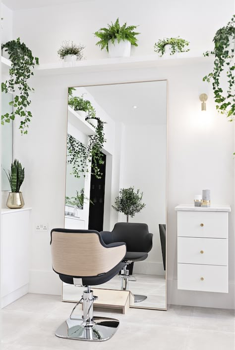 Salon Station Ideas Modern, Simple Salon Stations, Accent Wall For Salon, Small Hair Salon, Salon Suite Decor, Home Hair Salons, Beauty Room Salon, Home Beauty Salon, Esthetics Room