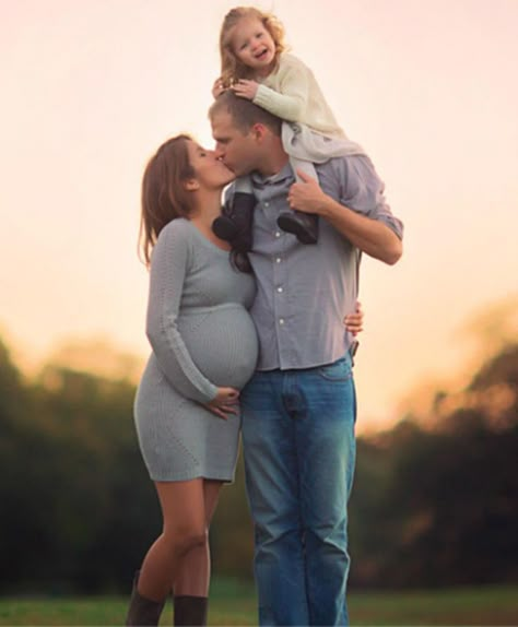 Vom Avea Un Copil, Family Maternity Pictures, Fall Maternity Photos, Maternity Photography Poses Outdoors, Maternity Photography Family, Outdoor Maternity Photos, Pregnancy Photos Couples, Maternity Photography Poses Couple, Maternity Photography Outdoors