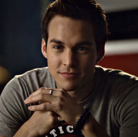 Tvd Kai, The Vampire Diaries Kai, Chris Wood Vampire Diaries, Kai Parker, Vampire Diaries Guys, Vampire Diaries Seasons, Vampire Diaries Funny, Men Kissing, Chris Wood