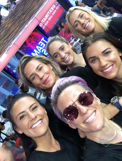 USWNT || Good Morning America (July 9, 2017) Us Women's National Soccer Team, Ali Krieger, Usa Soccer Team, Ashlyn Harris, Uswnt Soccer, Women Soccer, Women's Soccer Team, Megan Rapinoe, Team Party