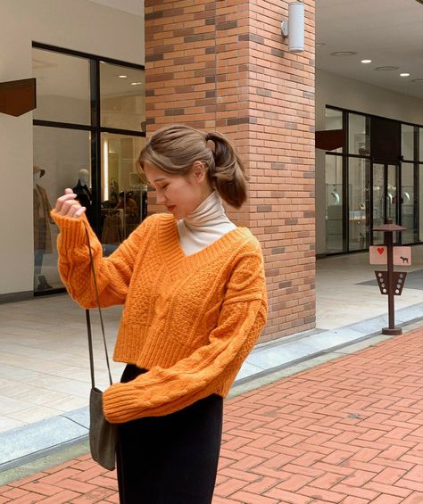 Orange Sweater Outfit Aesthetic, Naranja Aesthetic, Orange Sweater Outfit, Orange Vibe, Fall Aesthetics, Korean Fits, Pant Chains, Western Wear Outfits, Orange Sweater