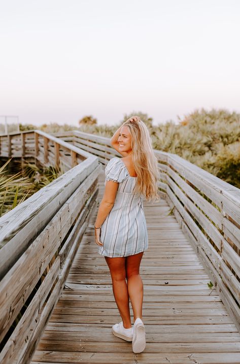 Beach Bridge Pictures, Single Beach Pictures Photo Ideas, Beach Walkway Pictures, Pictures In Florida, Senior Trip Outfits Beach, Beach Outfits For Pictures, Beach Boardwalk Photoshoot, Senior Picture Outfit Ideas Beach, Boardwalk Senior Pictures