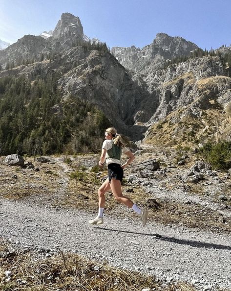 Running In Nature Aesthetic, Women Running Aesthetic, Fit Life Aesthetic, Trail Running Aesthetic, Triathlon Aesthetic, Running Wallpaper, Trail Running Inspiration, Trail Running Women, Training Aesthetic