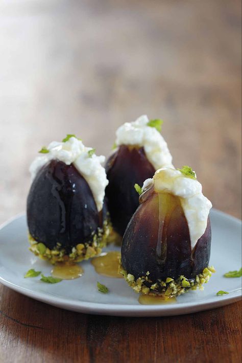 Fresh Figs with Ricotta and Honey Recipe | Leite's Culinaria Ricotta And Honey, Fig Dessert, Fresh Appetizers, Holiday Appetizers Recipes, Fig Recipes, Dessert Simple, Fresh Figs, Honey Recipes, Honey Roasted