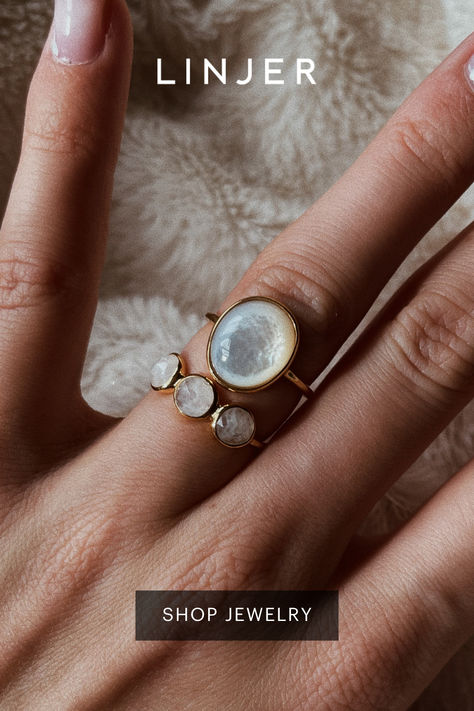 Rings With Moonstone, Mexican Quilt, Jewelry Poster, Change Appearance, Statement Rings Unique, Mother Of Pearl Ring, Gold Pearl Jewelry, Photo Gold, Gold Vermeil Jewelry