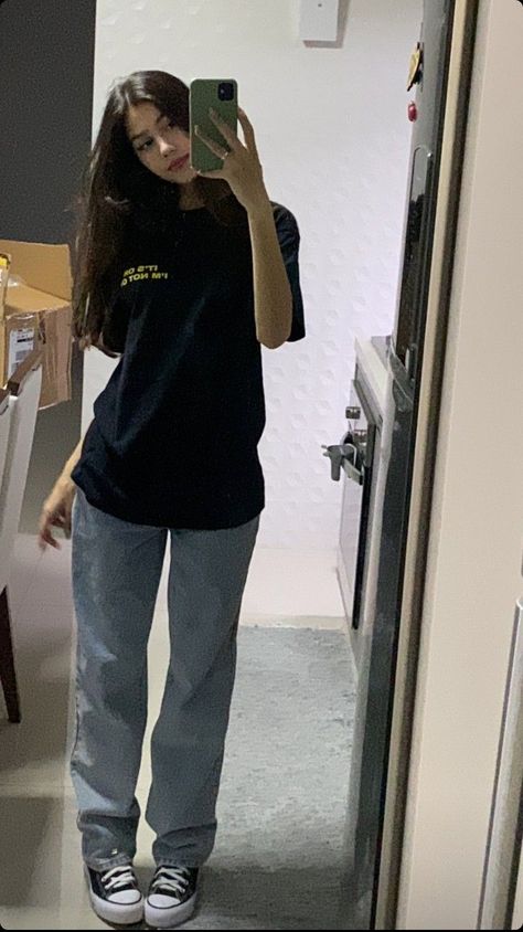 Michelle Outfit Aesthetic, Different Aesthetics Fashion Names, Basic Fashion Outfits, Normcore Aesthetic Outfit, Basic Grunge Outfits, Black Tee Outfit, Clothes Outfit, Casual Day Outfits, Neue Outfits