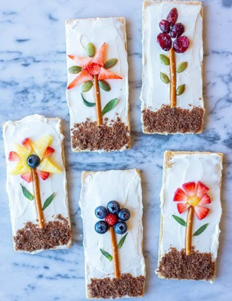 These Flower Garden Graham Crackers are so fun to make, beautiful to look at and delicious to eat! Both you and your kids will have a blast making them! You can go off the designs we have here or get super creative and design your own flowers! The possibilities are endless! #grahamcrackers #foodart #kidfriendly #fruit #flowers Spring Food Crafts, Toddler Baking, Parmigiana Recipe, Jelly Bars, Spring Snacks, Preschool Cooking, Theme Snack, Camp Snacks, Food Art For Kids