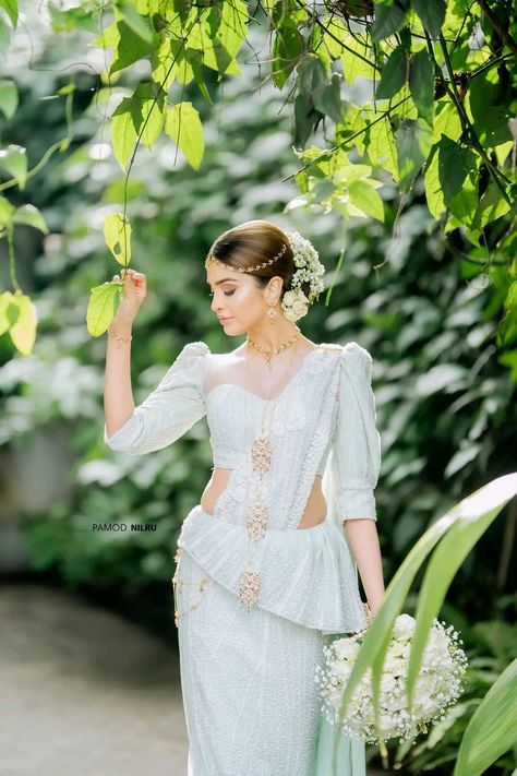 White And Gold Bridal Saree, Long Sleeve Saree Jacket, Osariya Designs Modern, Kandian Saree Design, Kandyan Saree Jackets Designs, Modern Kandyan Saree Designs, Modern Kandyan Bride, Kandyan Jewellery, Kandiyan Brides