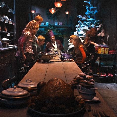 Marauders Characters, Christmas Harry Potter, Harry Potter 3, Hogwarts Christmas, Potter Aesthetic, The Burrow, Hogwarts Aesthetic, Harry Potter Christmas, Diagon Alley