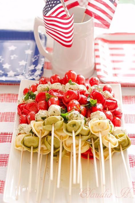 Best 4th of July Recipes and Backyard BBQ ideas - Pasta Salad Kebabs Appetizers Tortellini, Tortellini Appetizers, Tortellini Kabobs, Salad Kabobs, July Appetizers, Tortellini Skewers, Memorial Day Foods, July Recipes, Kabob Recipes