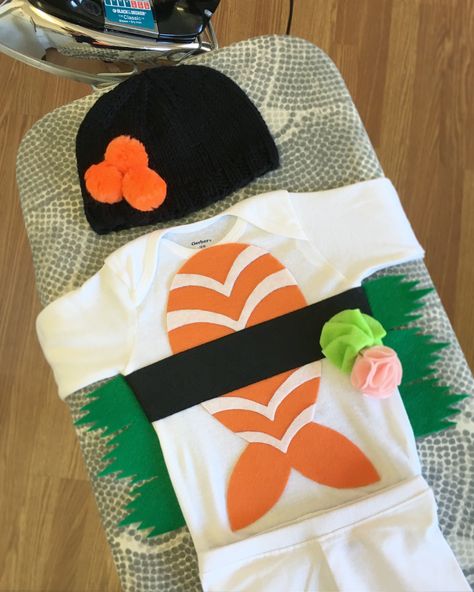 DIY baby sushi costume Sushi Costume Diy, Baby Sushi Costume, Sushi Halloween Costume, Sushi Halloween, Purim Ideas, Sushi Ideas, Sushi Costume, Carnaval Outfit, Diy Sushi