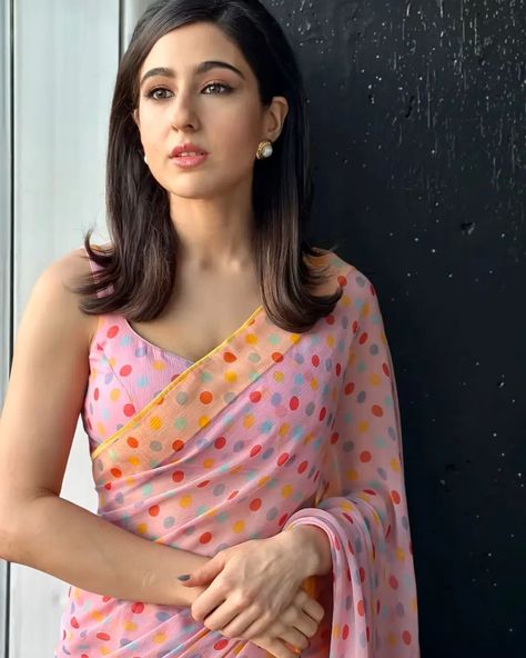 @saraalikhan95 retro look💥😍💜 #glamsham #saraalikhan #retro #fashion. Retro Look Bollywood Indian, Indian Retro Look, Retro Look Bollywood, 70s Bollywood Fashion, Retro Bollywood Outfits, Retro Saree Look, Polka Dot Saree, Indian Retro, Photo Facebook