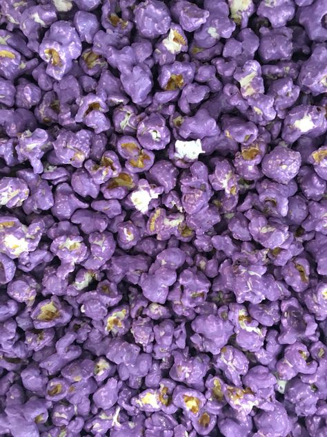 Purple Doritos Aesthetic, Galaxy Popcorn, Purple Snacks, Pastel Popcorn, Purple Edible Glitter Drinks, Purple Popcorn, Movie Theatre Birthday Party, Harry Potter Theme Cake, Green Popcorn