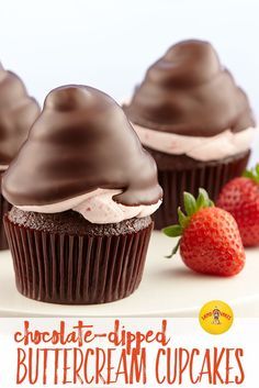 Cupcakes Dipped In Chocolate, Chocolate Decorations For Cupcakes, Chocolate Cupcakes Ideas, Dipped Cupcakes, Chocolate Dipped Cupcakes, Special Cupcakes, Chocolate Cupcake Recipe, Cupcake Project, Valentine Cupcakes