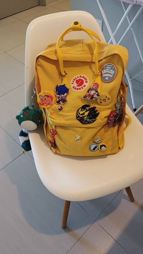 Fjallraven Kanken Decoration, Kuromi Bathroom, Funky Backpacks, Backpack Designs, Aesthetic Backpack, Inside My Bag, Backpack Patches, Casual Tote Bag, Backpack Decoration