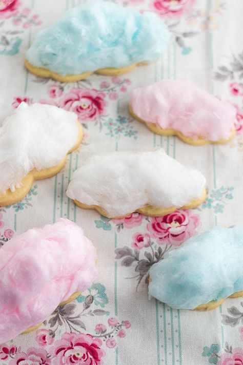 Think cotton candy is best left for the kids? Not any more. We honestly didn't realize how obsessed people are with this fluffy stuff until now. Bloggers have got cotton candy covered; from cookies, to cakes, to cocktails, even using it as a theme that's perfect for weddings, baby showers, kids' birthday parties or any get-together that needs a girly touch. Think of it like your little black dress, you can dress it up or dress it down to suit any occasion. And yes, these taste as good as the... Cloud Biscuits, Cake Feta, Cloud Cookies, Romeo I Julia, Cotton Candy Cookies, Candy Maker, Candy Ideas, Cotton Candy Clouds, Party Deco