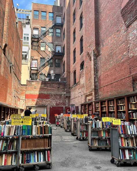 Brattle Bookshop in Boston: one of the oldest and largest used bookstores. #traveltips #travel #boston #bookworm #booklover #explore Boston Aesthetic, England Road Trip, Boston Apartment, Book Shops, Walkable City, New England Road Trip, Living In Boston, Book Shop, Travel Lifestyle