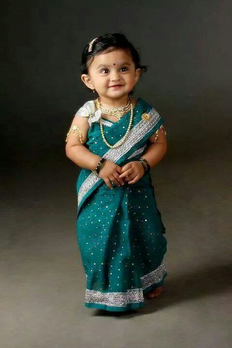 Cute little Indian girl.... Indian Baby Girl Names, Indian Baby Girl, Kind Photo, Baby Kostüm, Indian Baby, Kids Around The World, Kids Designer Dresses, Kids Discover