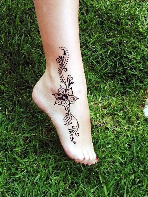 40 Cute and Tiny Ankle Tattoo Designs For 2016 - Bored Art Small Henna Tattoo, Henna Ankle, Hanna Tattoo, Tattoo On Foot, Small Henna Tattoos, Tatoo 3d, Henne Tattoo, Cute Henna Tattoos, Small Henna