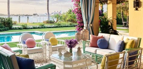 Fashion-Maven-Liz-Lange-Crafts-a-Palm-Beach-Getaway-with-Personality-1-800x390 Fashion-Maven-Liz-Lange-Crafts-a-Palm-Beach-Getaway-with-Personality-1-800x390 Beach Style Patio, Restoration Hardware Table, Palm Beach Style, Trellis Wallpaper, Tropical Houses, Jonathan Adler, Beach Getaways, Rooftops, Elle Decor