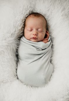 Twin Newborn Pictures, Twin Newborn, Baby To Sleep, Newborn Pictures, Photo Session, Family Photo, To Sleep, Newborn Baby, Sleep