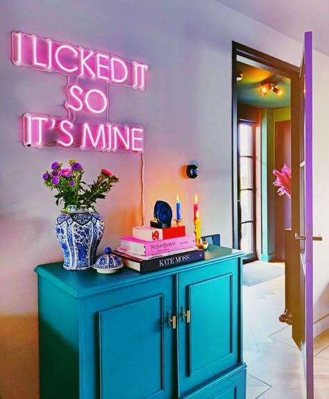 Funky Decor, Upcycle Recycle, Apartment Decor Inspiration, Anne Marie, Eclectic Home, Dream House Decor, Eclectic Decor, Neon Sign, Interior Inspiration