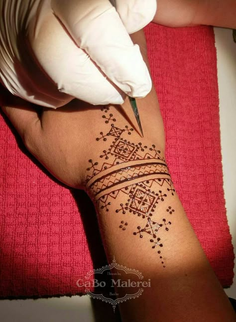 Fessi Henna Design, Amazigh Henna Designs, Henna Berbere, Jagua Design, Fessi Henna, Henna Arm Tattoo, Henna Designs Arm, Henna Sleeve, Back Henna