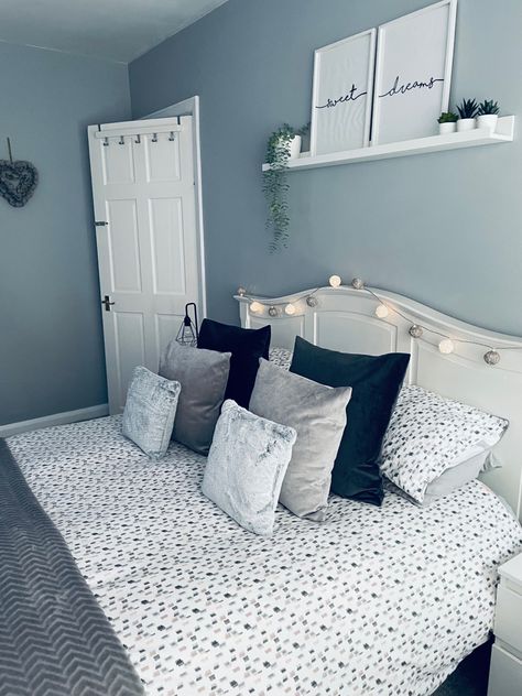 Blue And Light Grey Bedroom, Light Grey Bedroom, Bedroom Ideas Black, Light Gray Bedroom, Grey Bedroom, Greyish Blue, Couple Bedroom, Gray Bedroom, Room Inspiration Bedroom