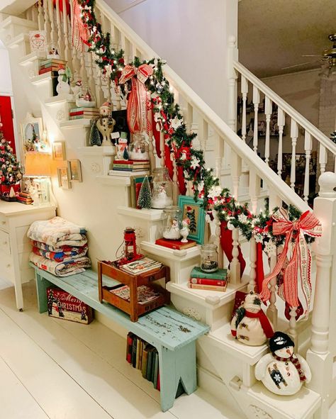 Pom Pom Garland Decor Ideas, Vintage Christmas Staircase, Stairway Decor Ideas, Stairway Garland, Nostalgic Christmas Decorations, Christmas Staircase Decor, Stairway Decorating, Christmas Staircase, Homemade Clay