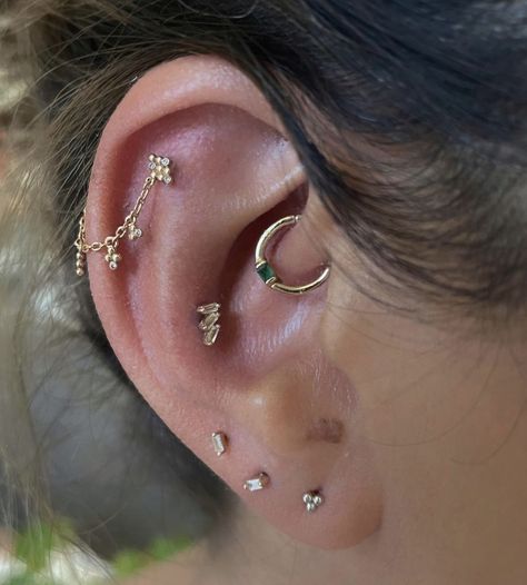 Minimal Piercing Ideas, Ear Piercing Ideas Maximalist, Flat Ear Piercing Jewelry, Ear Piercing Flat Ideas, Flat Piercing Aesthetic, Flat Ear Piercings Ideas, Piercing Map, Flat Piercing Jewelry, Cartilage Piercing Ideas