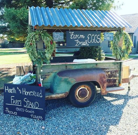 Truck Bed Farm Stand, Veggie Stand, Truck Bed Trailer, Farm Stand Ideas, Roadside Stand, Farmers Market Stand, Farmers Market Display, Vegetable Stand, Produce Stand