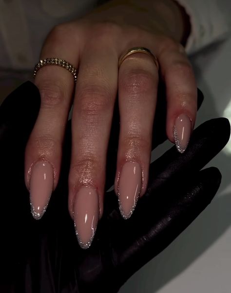 Nye Nails, Shiny Nails Designs, Glitter French Tips, Milky Nails, Makijaż Smokey Eye, Shiny Nails, Almond Acrylic Nails, Sparkle Nails, New Year's Nails